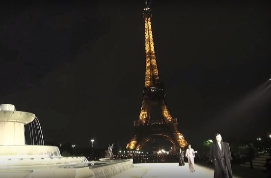 Френската модна къща Ив Сен Лоран организира дефиле на открит