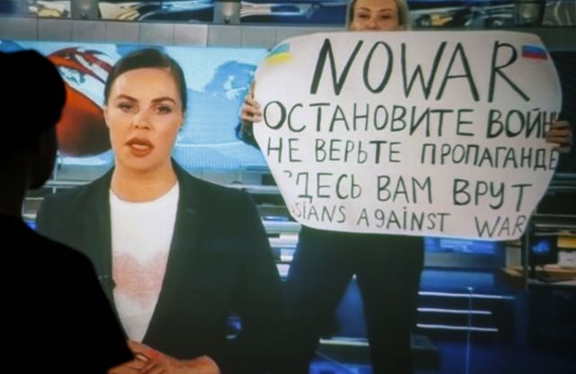 Руската телевизионна журналистка Марина Овсянникова която стана известна със своя