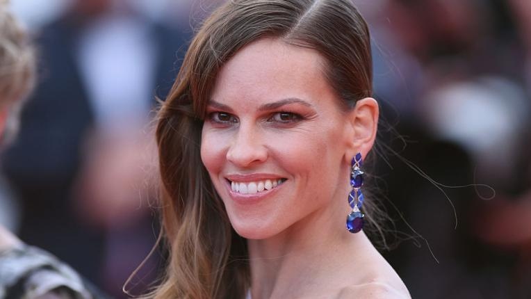 Носителката на Оскар Хилари Суонк и съпругът ѝ Филип Шнайдер