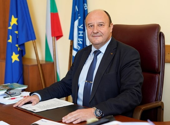 И ректорът на Техническия университет София проф Иван Кралов е гласувал