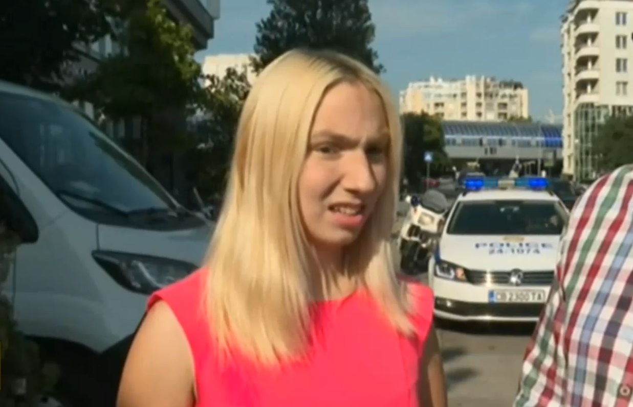 Заплашиха с убийство станалата известна с тротинетката си Емили За