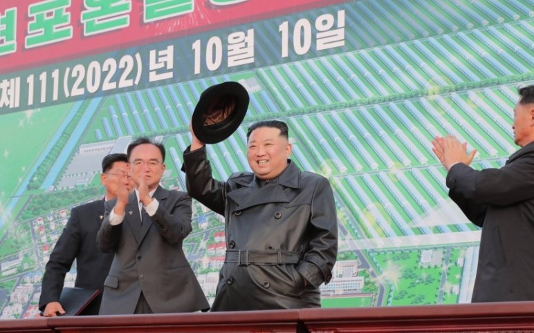 На тържествена церемония лидерът на Северна Корея Ким Чен Ун