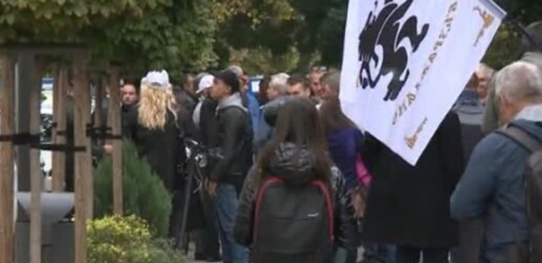 Симпатизанти на  са се събрали пред сградата на Столична община От  отново поискаха да