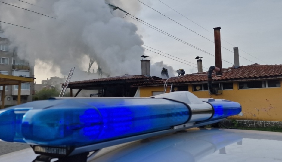 Заведение в казанлъшкия квартал Изток горя тази сутрин Огънят бе