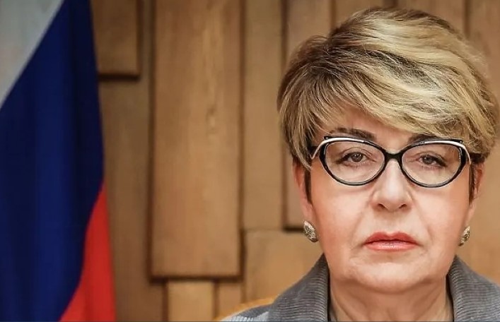 Посланикът на Русия и Елеонора Митрофанова и временно управляващият посолството