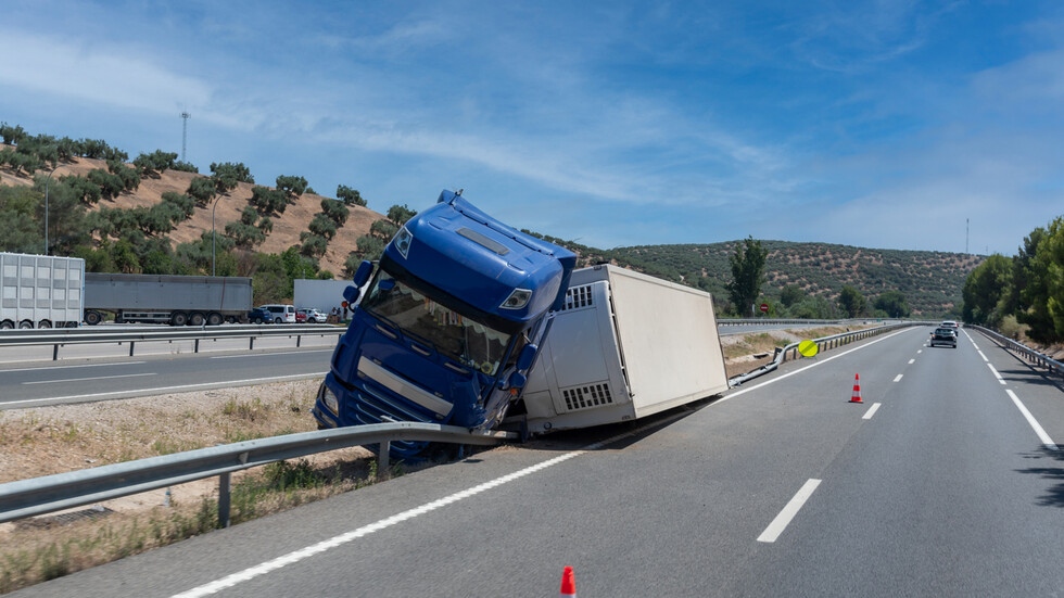 Камион се обърна на магистрала Струма Шофьорът е загубил контрол