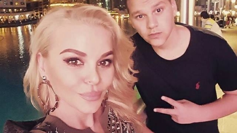 Деси Слава се появи подпийнала в Тик Ток Блондинката е в