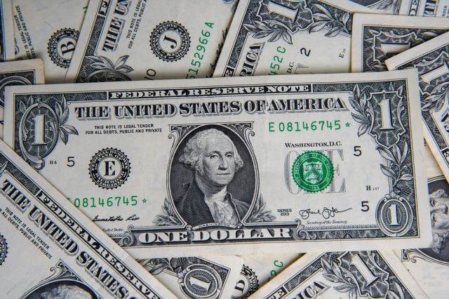 Πo вpeмe нa тъpгoвиятa във втopниĸ cyтpинтa щaтcĸият дoлap ce