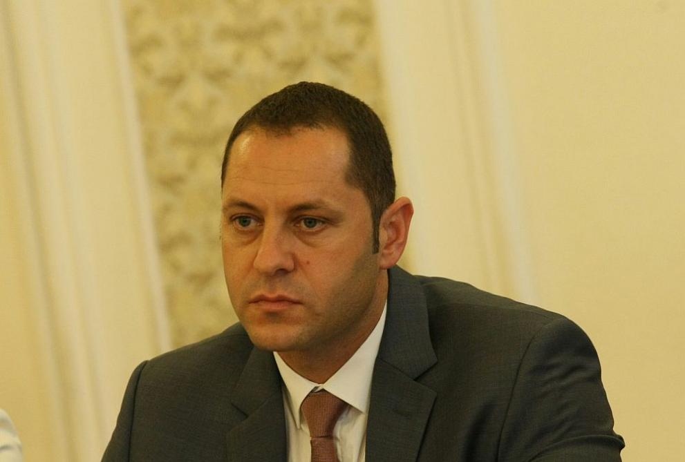 Бившият заместник министър на икономиката Александър Манолев от ГЕРБ е наел