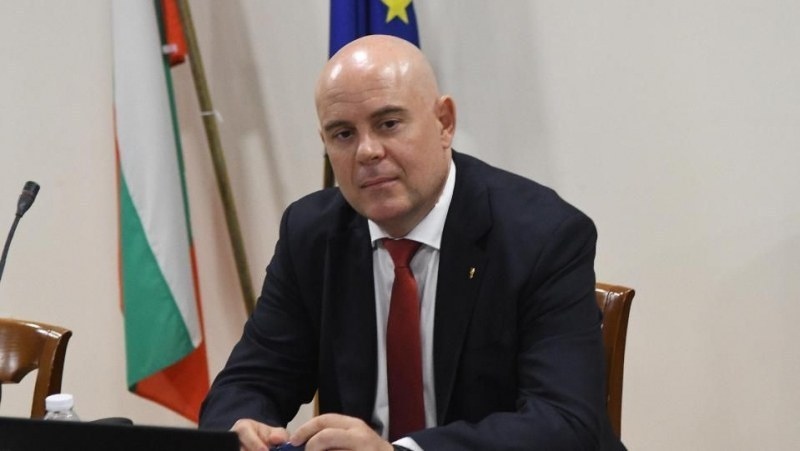 Разследването за снимките с пачките по 500 евро и кюлчетата в нощното