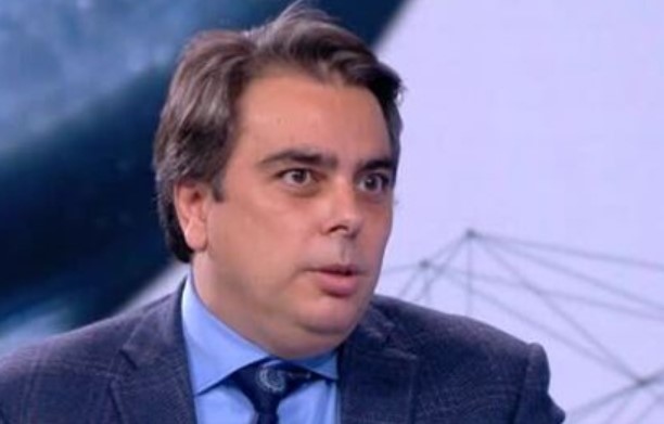 По интересното нещо е че има 4 млрд лева неотчетени приходи