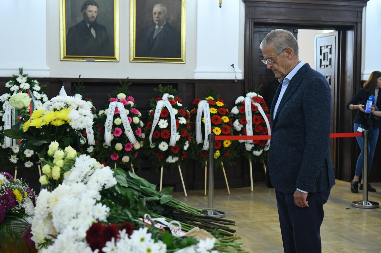 България се сбогува с големия писател академик Антон Дончев Близки