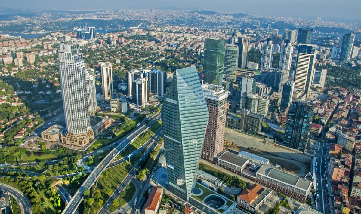 Триетажна сграда на територията на частен университет в квартал Кючукчекмедже