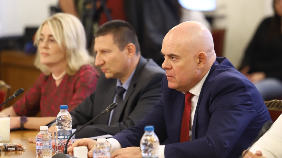 Всички работещи форми за контрол на главния прокурор минават през