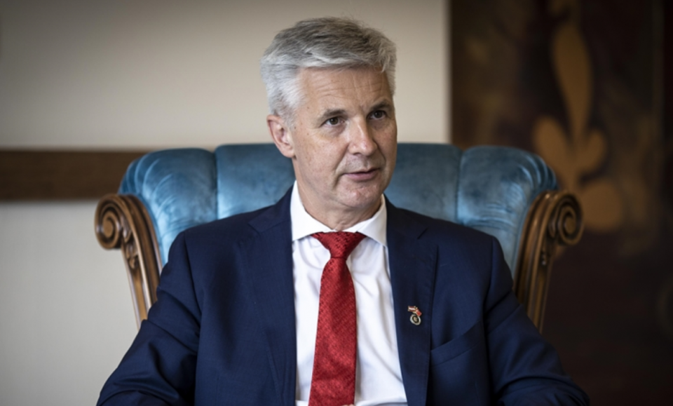 Неразбираема и близка до предателството е позицията на България и Унгария относно