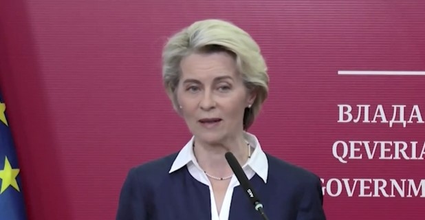 Промяната в конституцията на Северна Македония за да бъдат вписани