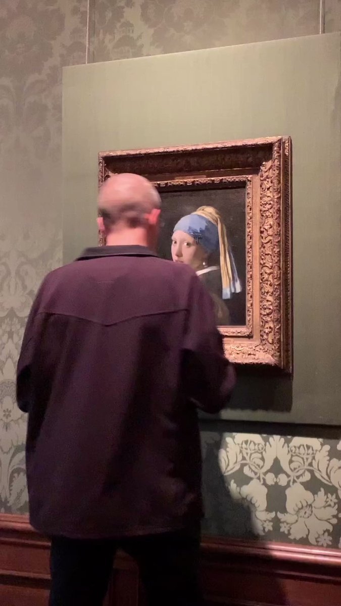 Активист срещу климатичните промени си залепи главата за стъклената преграда