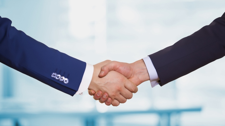 Руски олигарси и други руски бизнесмени продължават да развиват активна