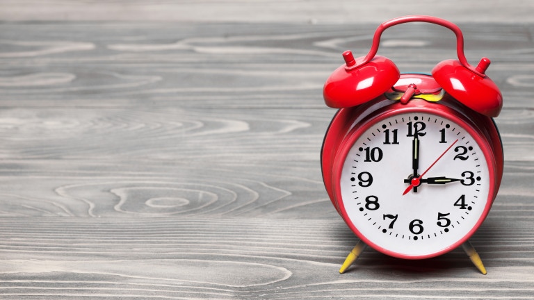 В нощта на 30 октомври преместихме стрелките на часовниците с