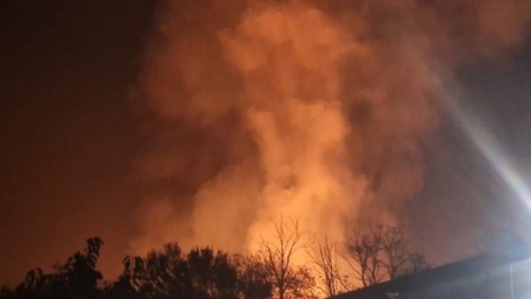 Пожар гори в двора на завод  Арсенал  в Казанлък в югоизточната част