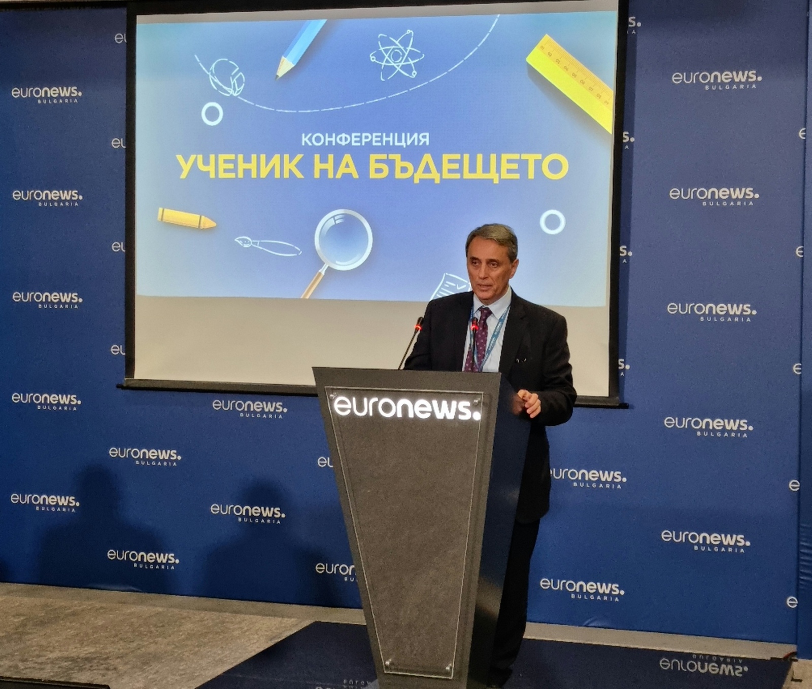 Трябва да учим студентите на критично мислене за да може