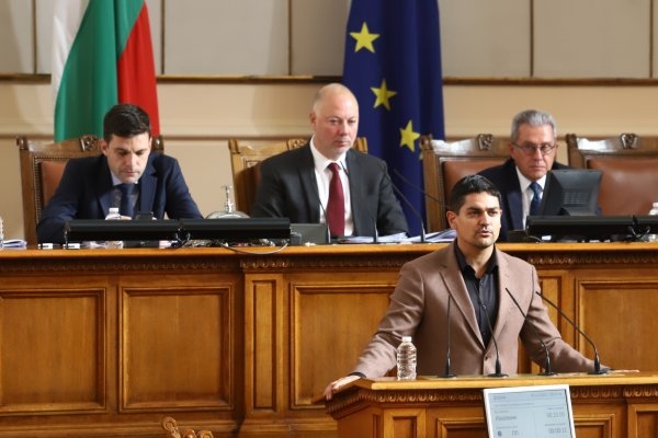 Продължаващата близо седмица битка между ПП и ДПС за парламентарната