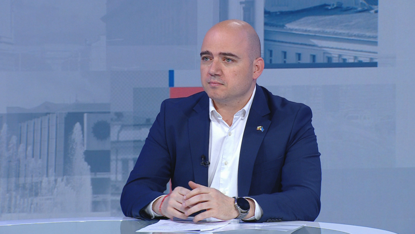 Министърът на туризма Илин Димитров защити решението на правителството да