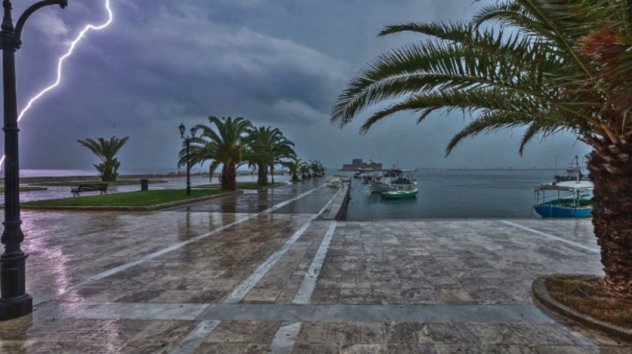 Бурята Ева връхлетя Гърция, пътувания само при крайна необходимост