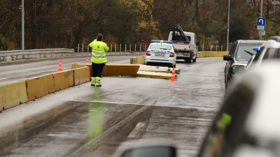 Дипломатически автомобил е катастрофирал в София на метри от входа