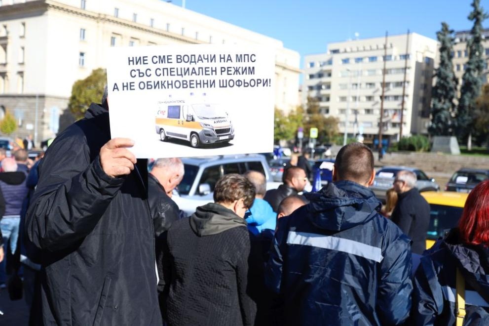 Работещи в центрове за спешна медицинска помощ в страната ще