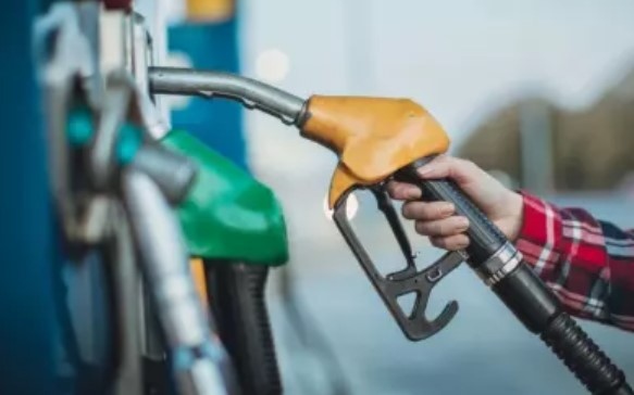 Бензиностанции в София предупреждават че отстъпката от 25 ст на