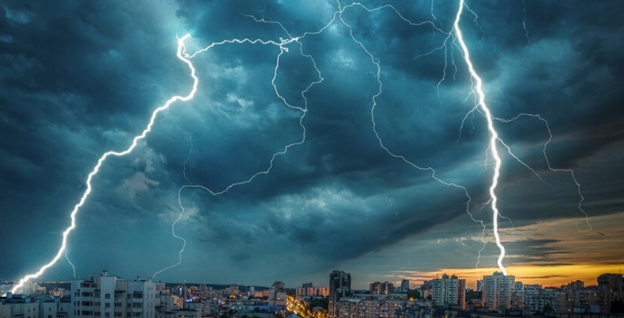 Летището в испанския град Валенсия спря работа днес заради силна