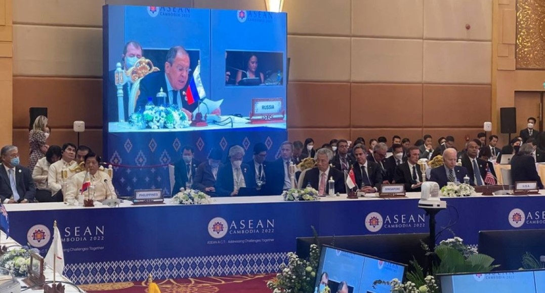 Руският външен министър Сергей Лавров говори на срещата на върха