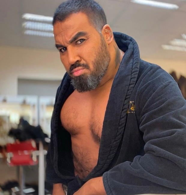 Азис тръгна по участия с частен самолет Попфолк звездата покани