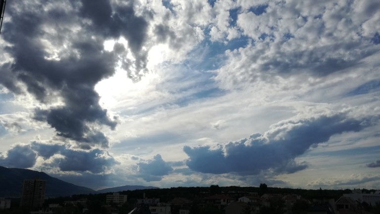 През нощта облачността ще продължи да намалява в повечето райони