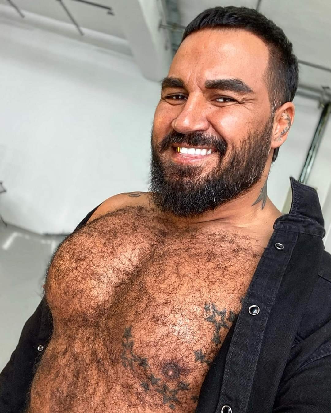 Фолкпевецът Азис призна че не може да чете ноти пише