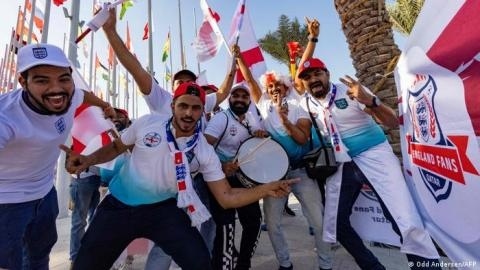 Катар 2022: Организаторите са купували фенове от чужбина?