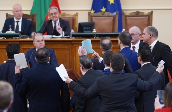 Скандал в парламента още преди започването на дебата за промените