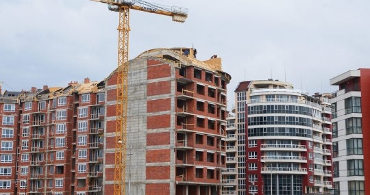 Повишаването на лихвените проценти високата инфлация както и покачването на