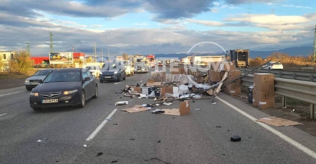 ТИР се е преобърнал на Околовръстното в посока от бул