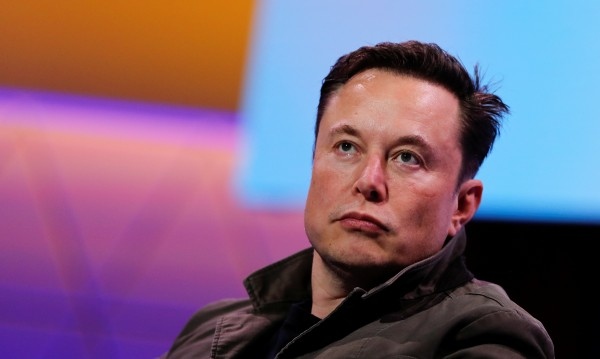 Илон Мъск обеща да пусне свой собствен модел смартфон ако Епъл