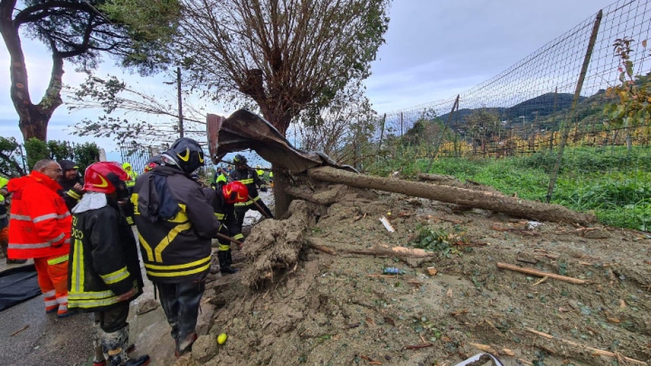 Издирването на изчезнали от свлачището на италианския остров Иския в