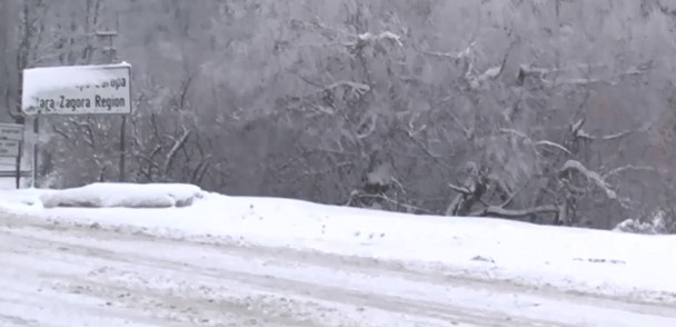 Ограничена видимост и снеговалеж през проходите Шипка и Република Има