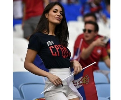 Двойничка на Мила Кунис се появи на мача с Камерун