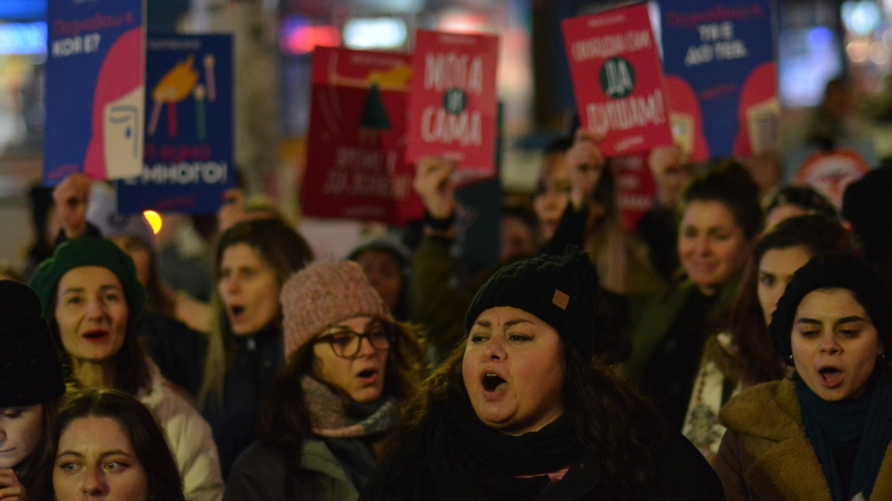 Граждани протестират пред Народното събрание срещу връщането на хартиената бюлетина