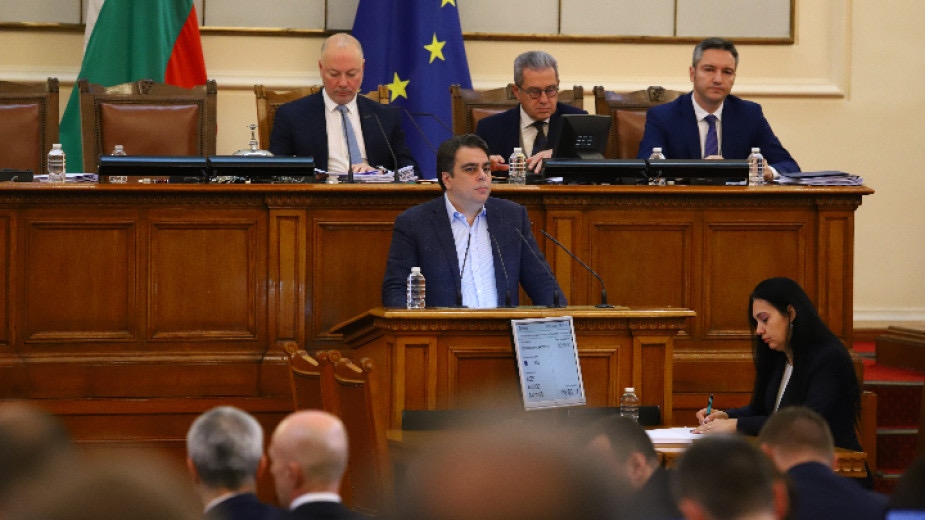 По предложение на Продължаваме промяната парламентът започна работа с обсъждане