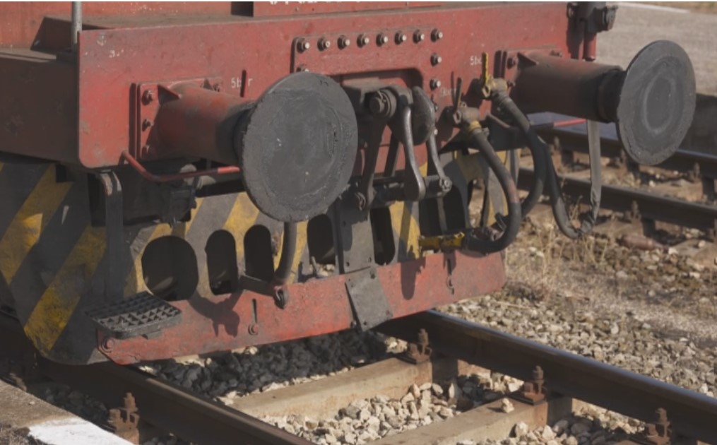 Влак се е ударил в паднала скала на линията между