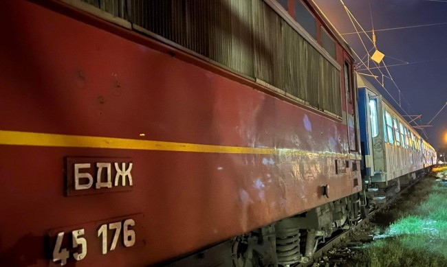 Вчера пътническият влак София Бургас се удари в паднала скала