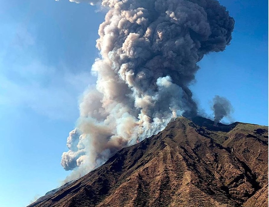 Стромболи един от най активните вулкани в Европа изригна зрелищно в