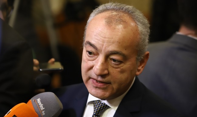 Служебният премиер Гълъб Донев свика среща с трима министри заради